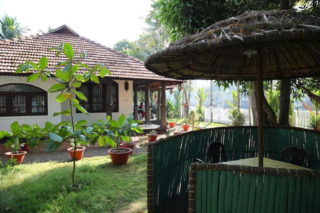 Bamboo Lagoon Backwater Front Resort Alappuzha Exterior photo